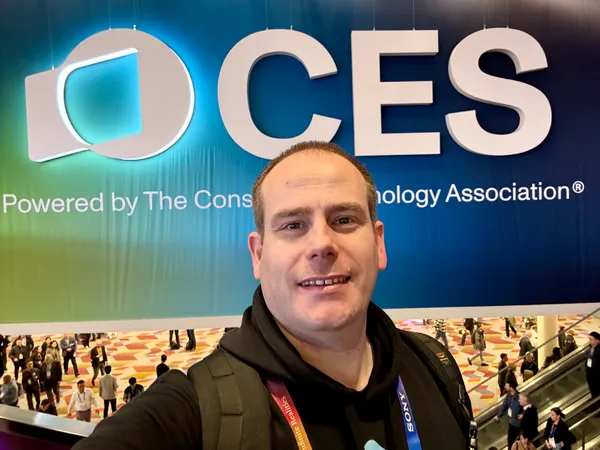 Self-made picture of Frenck standing in from of a large CES logo.